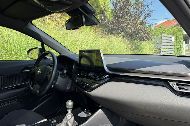 Toyota C-HR Hybryda niski przebieg oryginalny lakier zdjęcie 36