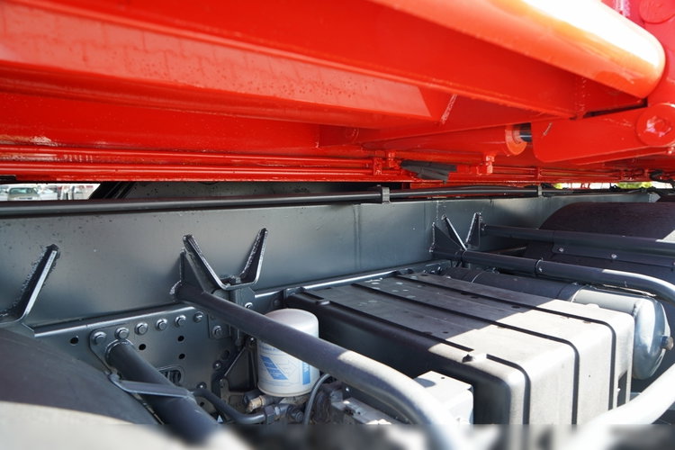 Iveco TRAKKER 360 / 8x4 / WYWROTKA 2 - STRONNA / HYDROBURTA / MANUAL BORDMATIC zdjęcie 31