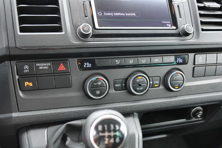 Volkswagen Caravelle 2.0TDI 150KM Comfortline 8-os Nawigacja Kamera Hak SalonPL Gwar. Serwi zdjęcie 17