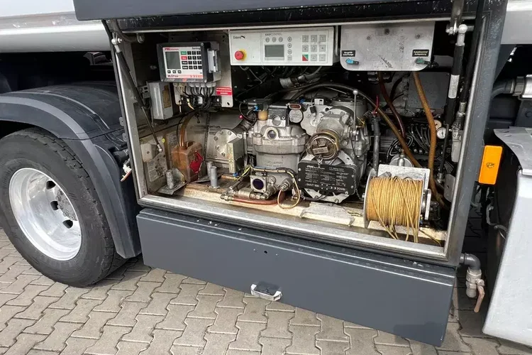 Cysterna paliwowa ESTERER z Niemiec do wszystkich paliw Mercedes Antos 2543 zdjęcie 22