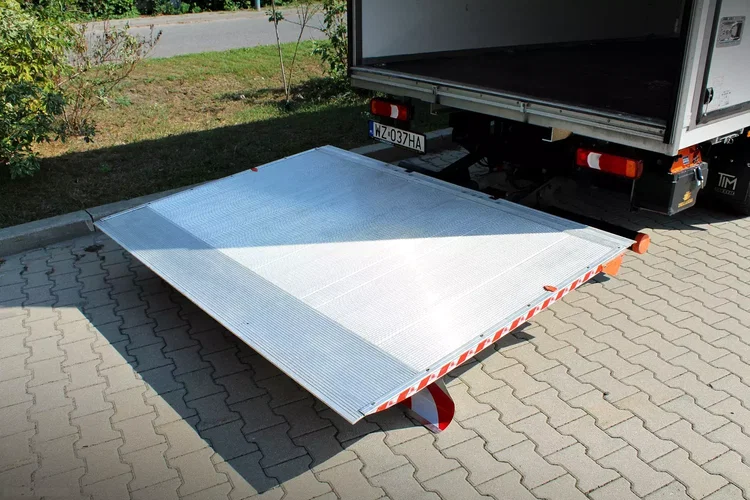 Iveco Daily 35S18 kontener 9eu palet + winda Dhollandia750kg zdjęcie 19