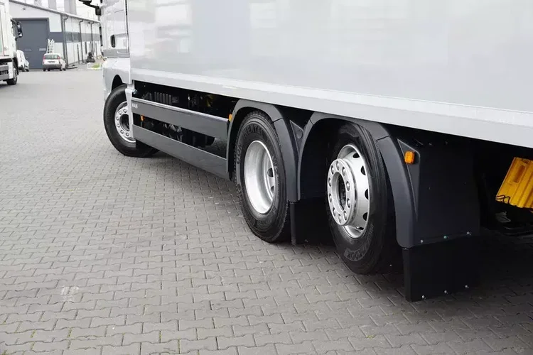 MAN TGX / 26.420 / ACC / E 6 / KONTENER + WINDA / OŚ SKRĘTNA / 18 PALET zdjęcie 18