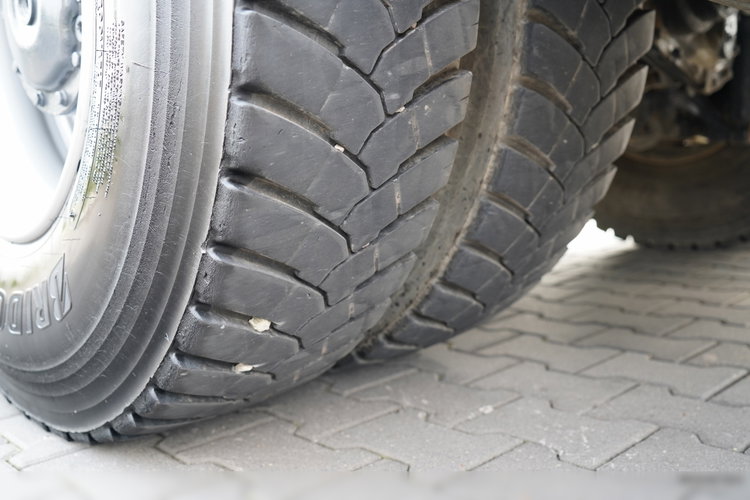 Mercedes AXOR 2633 / 6x4 / WYWROTKA  5.3 M / HYDROBURTA  / + HDS HIAB 122 B-2 / STEROWANIE RADIOWE / ROTATOR / MANUAL /   / 2013 ROK  zdjęcie 31