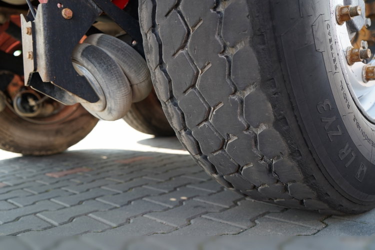 Fruehauf WYWROTKA STALOWA  / 28 m3/ HYDROKLAPA / AUTOMATYCZNA PLANDEKA / OŚ PODNOSZONA / zdjęcie 11