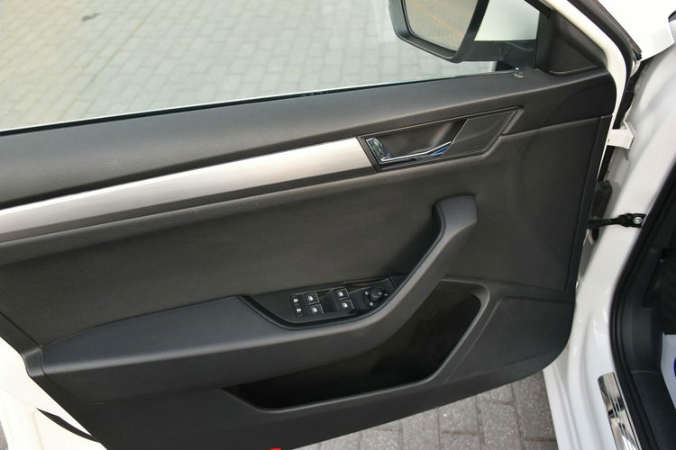 Skoda Superb 2.0TDi 150KM DSG 2019r. FullLED Skóra Blis NAVi Rolety Wentyle zdjęcie 29