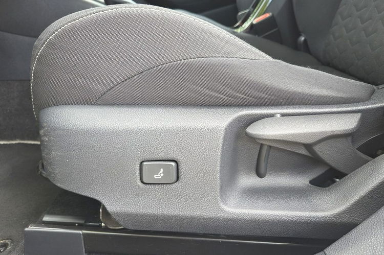 Toyota Corolla 1.8 HSD Super stan Ast. Pasa Distronic kamera Navi VAT 23% zdjęcie 25