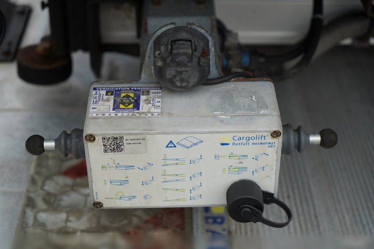 Schmitz -CARGOBULL / FIRANKA / STANDARD / DWIE OSIE PODNOSZONE /  WINDA ZAŁADOWCZA  - 2 000KG  / 2015 zdjęcie 15