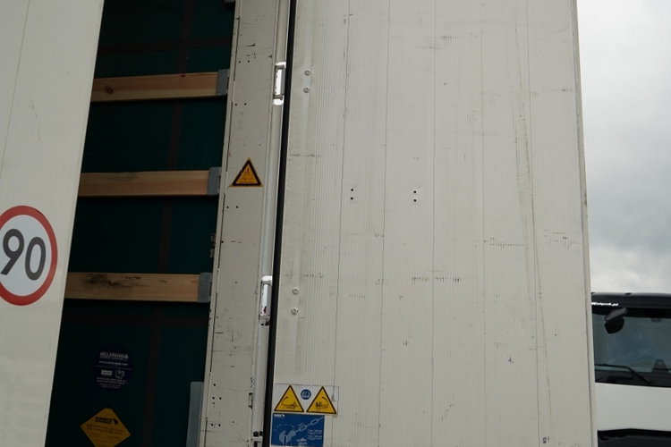 Schmitz -CARGOBULL / FIRANKA / STANDARD / DWIE OSIE PODNOSZONE /  WINDA ZAŁADOWCZA  - 2 000KG  / 2015 zdjęcie 17