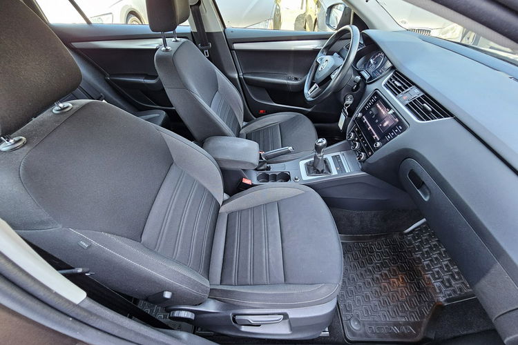 Skoda Octavia Pierwszy właściciel, bluetooth, czujniki parkowania, klimatronik zdjęcie 29
