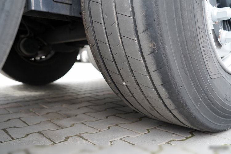 Wielton / FIRANKA / STANDARD / OŚ PODNOSZONA / PLANDEKA ZBROJONA zdjęcie 22