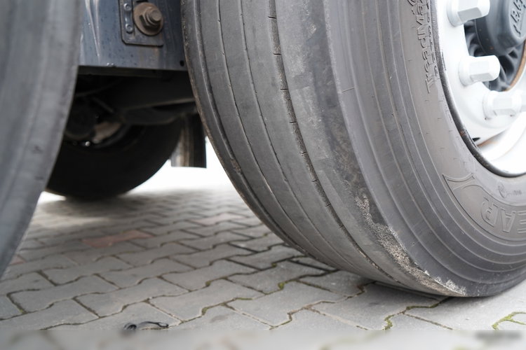 Wielton / FIRANKA / STANDARD / OŚ PODNOSZONA / PLANDEKA ZBROJONA zdjęcie 23