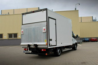 Iveco Daily 35S18 Iveco Daily 35S18 Himatic kontener 9eu palet + winda Dhollandia 750kg