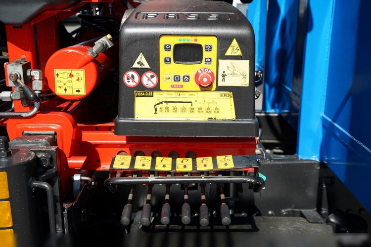 MAN TGS 18.320 / 4x2 / BURTOWY - 6.8 M + HDS FASSI F135 / wysów : 8 m / MOCNA PODŁOGA / STEROWANIE RADIOWE / ROTATOR / SPROWADZONY zdjęcie 26