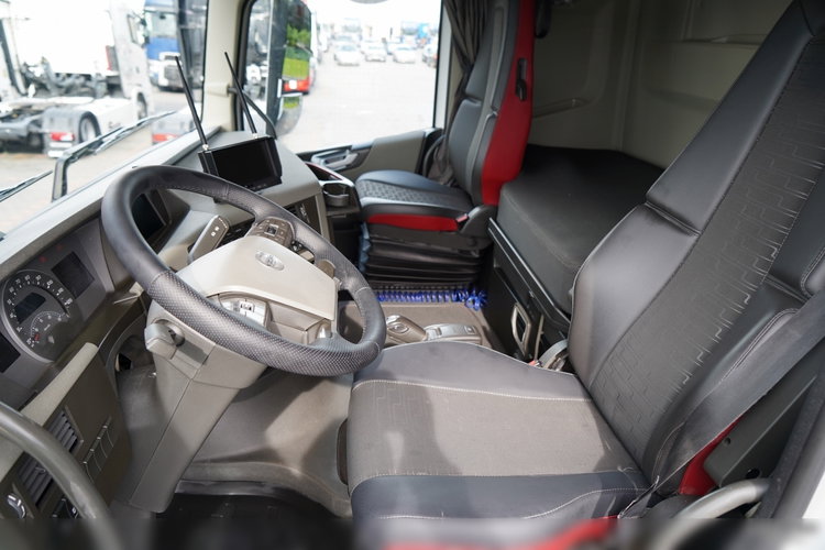 Volvo FH 460 / HYDRAULIKA / NISKA KABINA / OPONY 100 % / 2018 ROK / SPROWADZONY zdjęcie 23