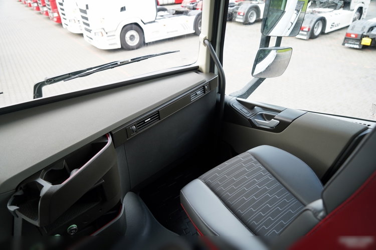 Volvo FH 460 / HYDRAULIKA / NISKA KABINA / OPONY 100 % / 2018 ROK / SPROWADZONY zdjęcie 31