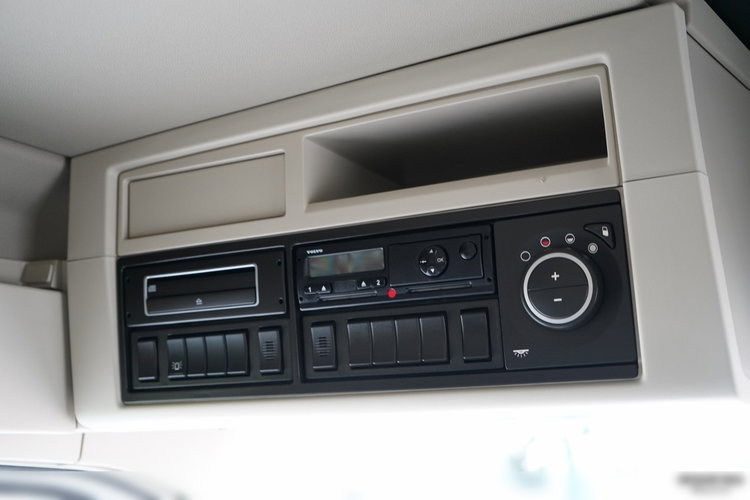 Volvo FH 460 / HYDRAULIKA / NISKA KABINA / OPONY 100 % / 2018 ROK / SPROWADZONY zdjęcie 33