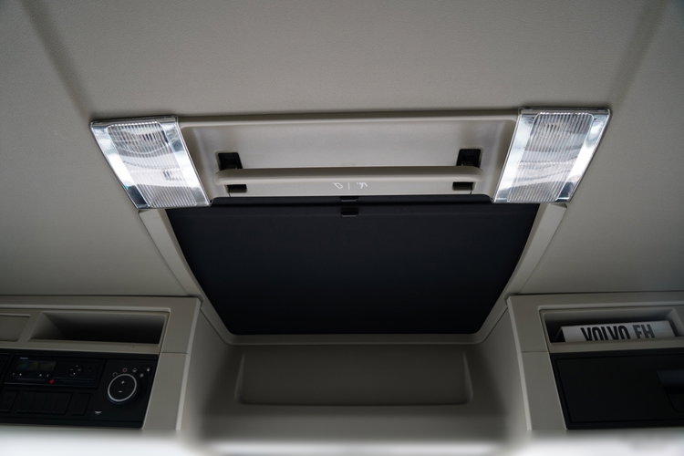 Volvo FH 460 / HYDRAULIKA / NISKA KABINA / OPONY 100 % / 2018 ROK / SPROWADZONY zdjęcie 34