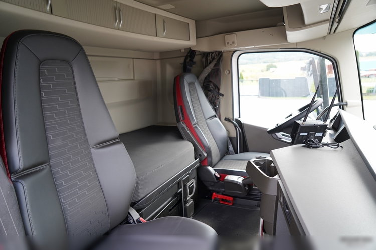 Volvo FH 460 / HYDRAULIKA / NISKA KABINA / OPONY 100 % / 2018 ROK / SPROWADZONY zdjęcie 35