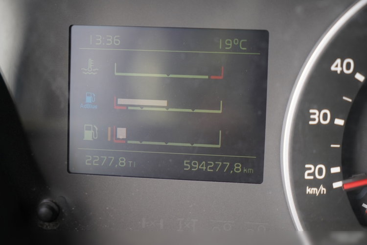 Volvo FH 460 / HYDRAULIKA / NISKA KABINA / OPONY 100 % / 2018 ROK / SPROWADZONY zdjęcie 38