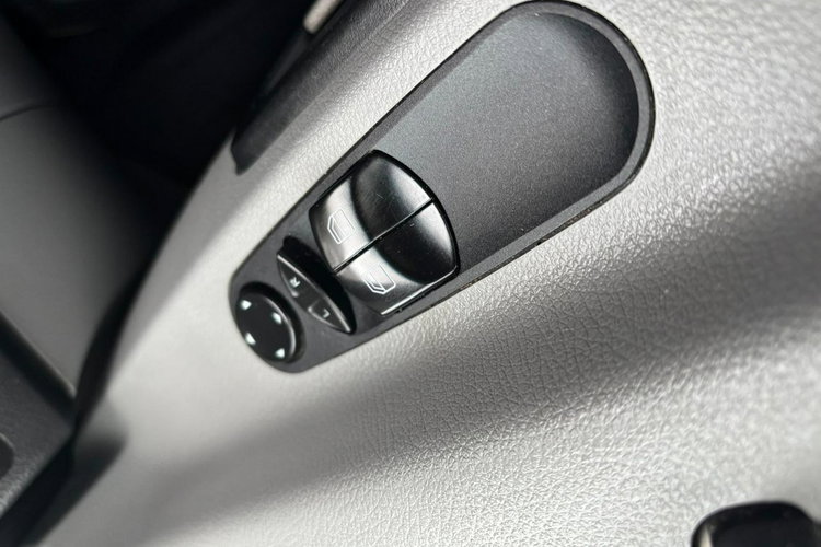 Volkswagen Crafter 2.0 160KM 2016 L2H1 144tys. km Pojedyncza turbina Drzwi przesuwane x2 zdjęcie 31