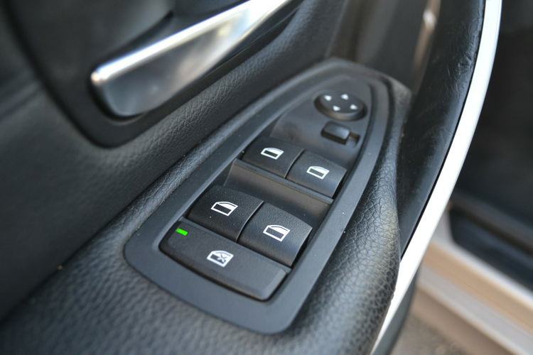 BMW 320 2.0D 163KM Klimatyzacja Nawigacja Zarejestrowany El. Klapa KeyLessGo zdjęcie 17