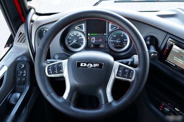 DAF XF 480 / SPACE CAB / RETARDER / KLIMATYZACJA POSTOJOWA / OPONY 100 % / SPROWADZONY / PO KONTRAKCIE SERWISOWYM zdjęcie 23