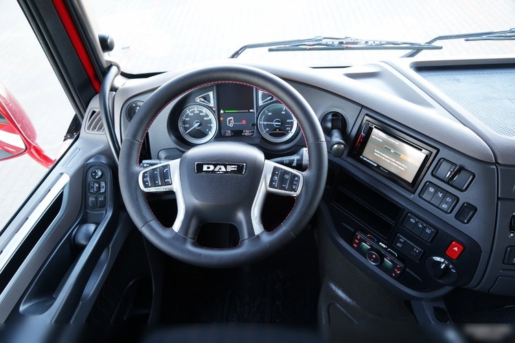 DAF XF 480 / SPACE CAB / RETARDER / KLIMATYZACJA POSTOJOWA / OPONY 100 % / SPROWADZONY / PO KONTRAKCIE SERWISOWYM zdjęcie 24
