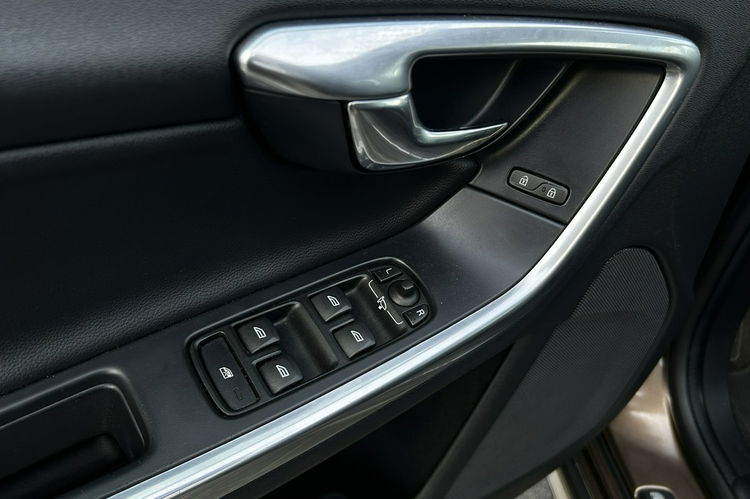 Volvo V60 Cross Country 2.0D 190KM Automat Skóry Navi Bixenon czarny sufit zdjęcie 12