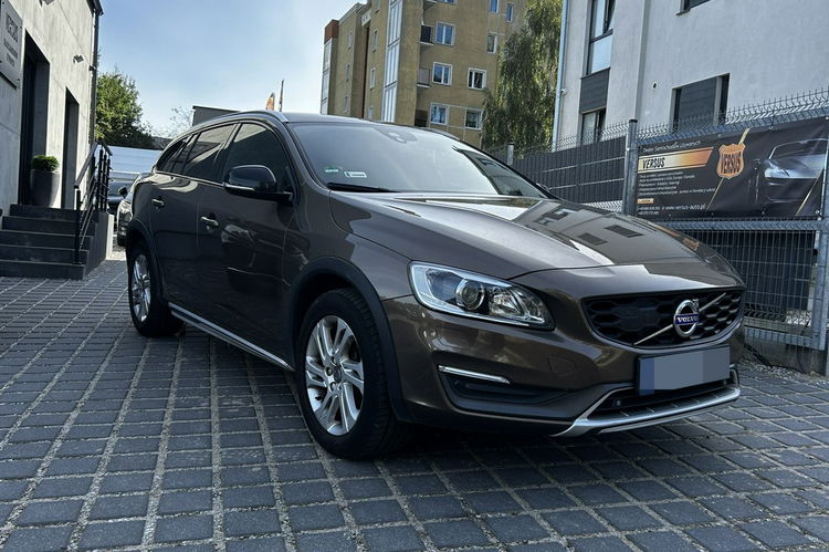 Volvo V60 Cross Country 2.0D 190KM Automat Skóry Navi Bixenon czarny sufit zdjęcie 3