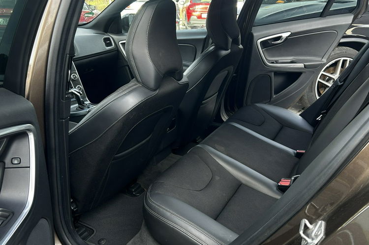 Volvo V60 Cross Country 2.0D 190KM Automat Skóry Navi Bixenon czarny sufit zdjęcie 9