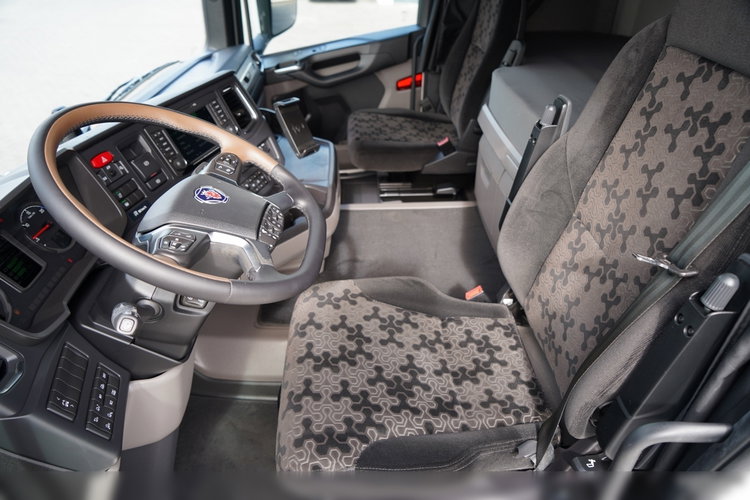 Scania R 450 / MEGA / 6x2 / FIRANKA - 8.2 m / SOLÓWKA / OŚ PODNOSZONA / MOCNA PODŁOGA / NAVI /  zdjęcie 30