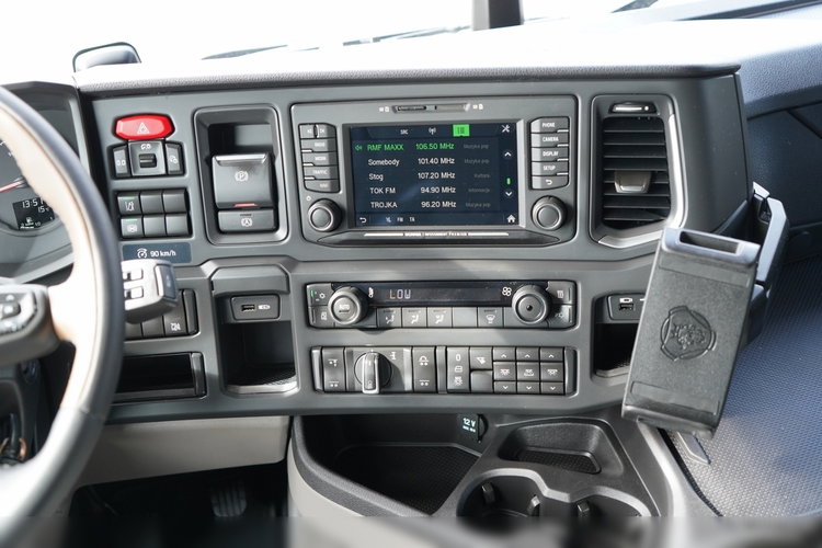 Scania R 450 / MEGA / 6x2 / FIRANKA - 8.2 m / SOLÓWKA / OŚ PODNOSZONA / MOCNA PODŁOGA / NAVI /  zdjęcie 36