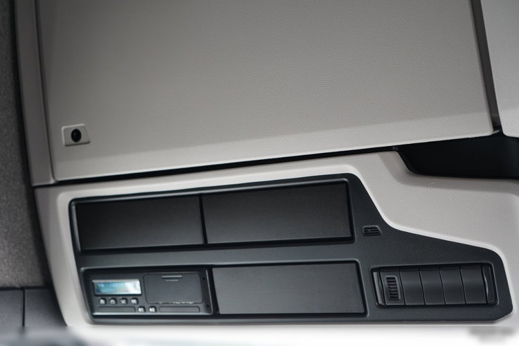 Scania R 450 / MEGA / 6x2 / FIRANKA - 8.2 m / SOLÓWKA / OŚ PODNOSZONA / MOCNA PODŁOGA / NAVI /  zdjęcie 39