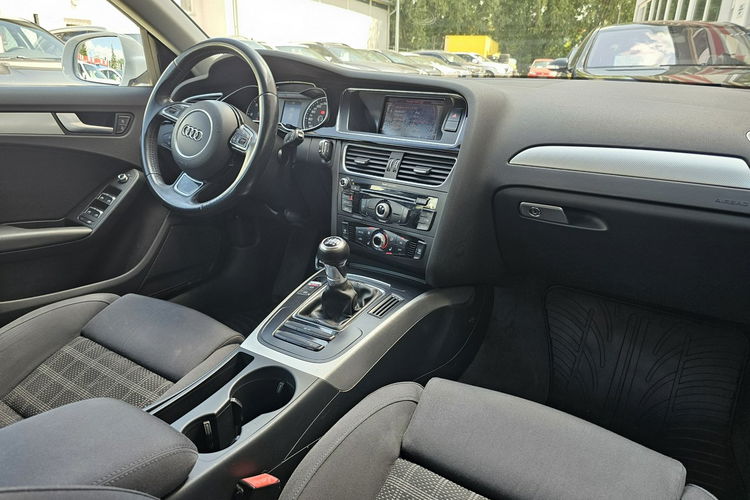 Audi A4 model 2015 , biała perła, bezwypadkowy , serwiowany, led, hak zdjęcie 15