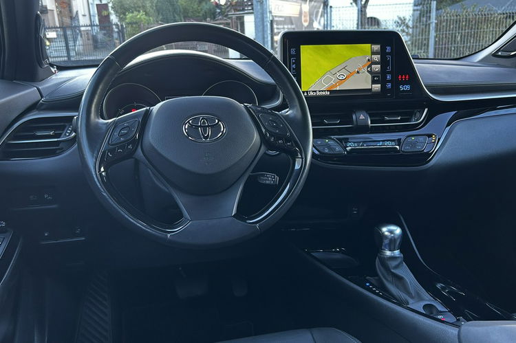 Toyota C-HR Salon PL 1.8 Hybr Radar As. pasa Kam cof FullLed Skóry M Pole JBL zdjęcie 17