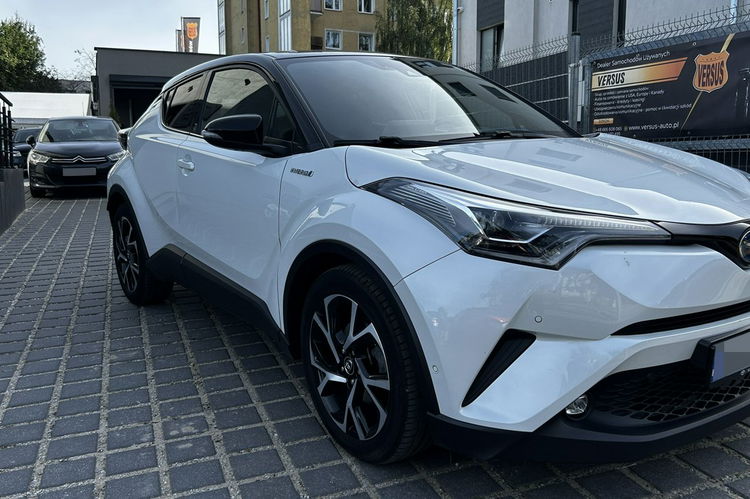 Toyota C-HR Salon PL 1.8 Hybr Radar As. pasa Kam cof FullLed Skóry M Pole JBL zdjęcie 3