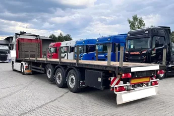 Schwarzmuller Schwarzmuller platforma z Niemiec poszerzana rozciągana z kłonicami, słupkami oś skrętna oś podnoszona idealna