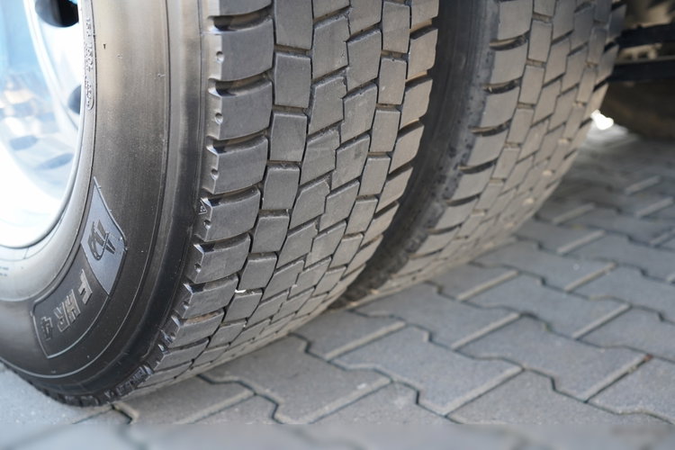 Renault T 440 / 6X2 / SOLÓWKA / FIRANKA 9.5 M / KLIMA POSTOJOWA / WINDA / ALUFELGI / OŚ PODNOSZONA zdjęcie 19