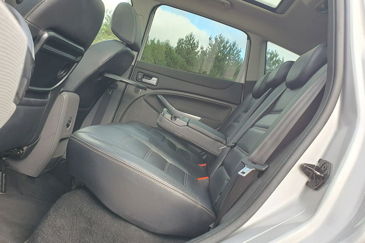 Ford Kuga 2.0 TDCi 163KM # 4x4 # Titanium # Bogate Wyposażenie # Super Stan zdjęcie 8