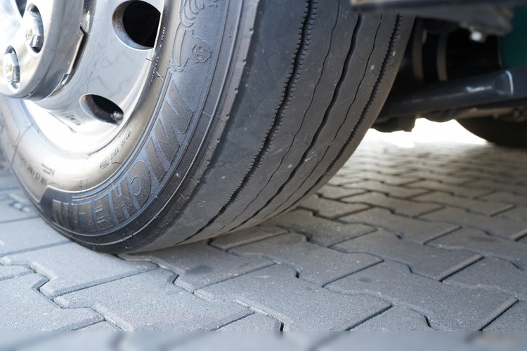 Volvo FH 500 / 6x2 / FIRANKA - 7.7 m / 2024 / KLIMA POSTOJOWA / ZAWIESIE DOKI DO WÓZKA / OŚ PODNOSZONA / ALUFELGI / zdjęcie 27