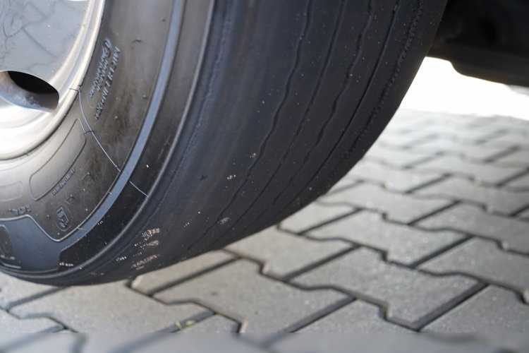 Volvo FH 500 / 6x2 / FIRANKA - 7.7 m / 2024 / KLIMA POSTOJOWA / ZAWIESIE DOKI DO WÓZKA / OŚ PODNOSZONA / ALUFELGI / zdjęcie 30