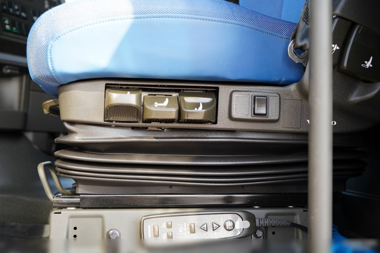 Volvo FH 500 / 6x2 / FIRANKA - 7.7 m / 2024 / KLIMA POSTOJOWA / ZAWIESIE DOKI DO WÓZKA / OŚ PODNOSZONA / ALUFELGI / zdjęcie 33