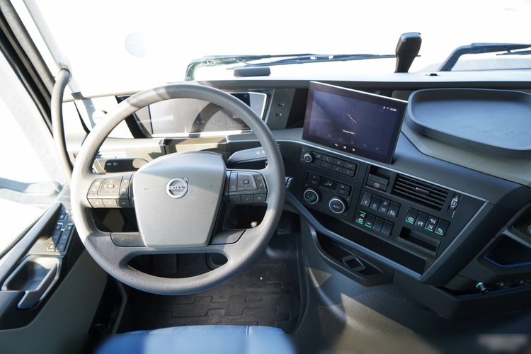 Volvo FH 500 / 6x2 / FIRANKA - 7.7 m / 2024 / KLIMA POSTOJOWA / ZAWIESIE DOKI DO WÓZKA / OŚ PODNOSZONA / ALUFELGI / zdjęcie 39