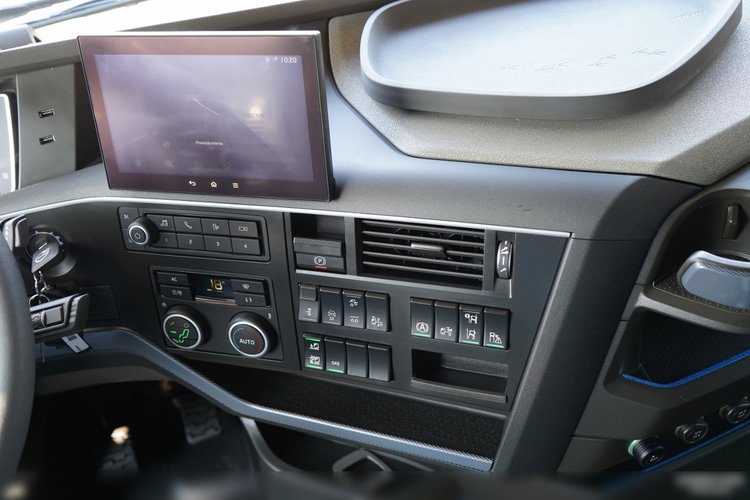 Volvo FH 500 / 6x2 / FIRANKA - 7.7 m / 2024 / KLIMA POSTOJOWA / ZAWIESIE DOKI DO WÓZKA / OŚ PODNOSZONA / ALUFELGI / zdjęcie 40