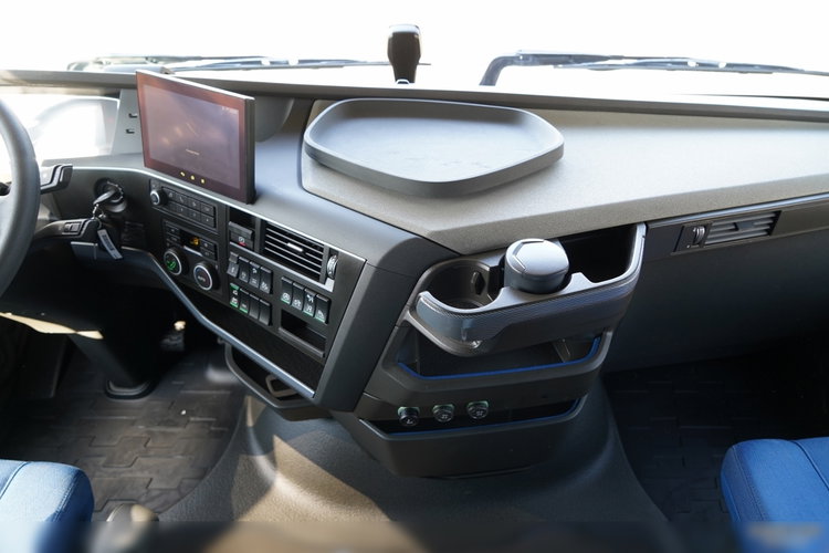 Volvo FH 500 / 6x2 / FIRANKA - 7.7 m / 2024 / KLIMA POSTOJOWA / ZAWIESIE DOKI DO WÓZKA / OŚ PODNOSZONA / ALUFELGI / zdjęcie 41