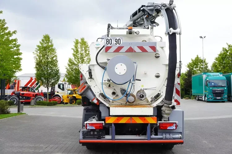 MAN TGM 26.340 E6 / Beczka asenizacyjna Rivard 11.8 m3 / 110 tys. km / oś skrętna zdjęcie 9