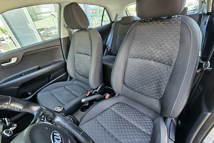 Kia Rio model 2018, grzana kierownica i fotele, asystent pasa, radar zdjęcie 9