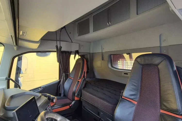 Volvo FH 750 8x4 / 2 osie podnoszone / Do przewozu drewna zdjęcie 12