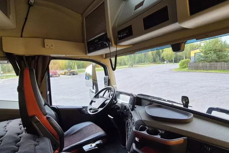 Volvo FH 750 8x4 / 2 osie podnoszone / Do przewozu drewna zdjęcie 16