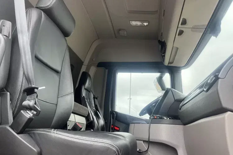 Scania R560 B8x4 4 / Rama do zabudowy / kab. sypialna / PTO zdjęcie 12